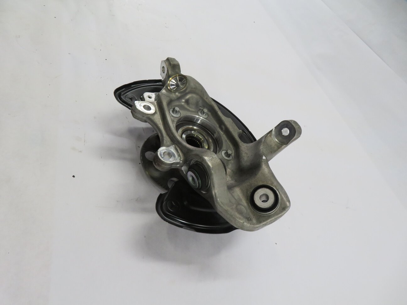 Thumbnail 4: 2015-2021 MERCEDES C300 C350 C400 (W205) SEDAN - LEFT REAR SPINDLE KNUCKLE HUB