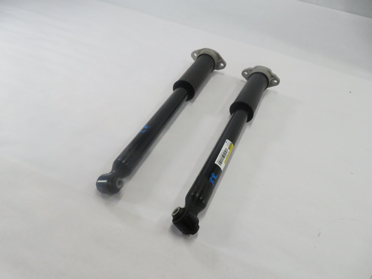2016 MERCEDES C300 (W205) LEFT & RIGHT REAR SUSPENSION SHOCK STRUT SET-2