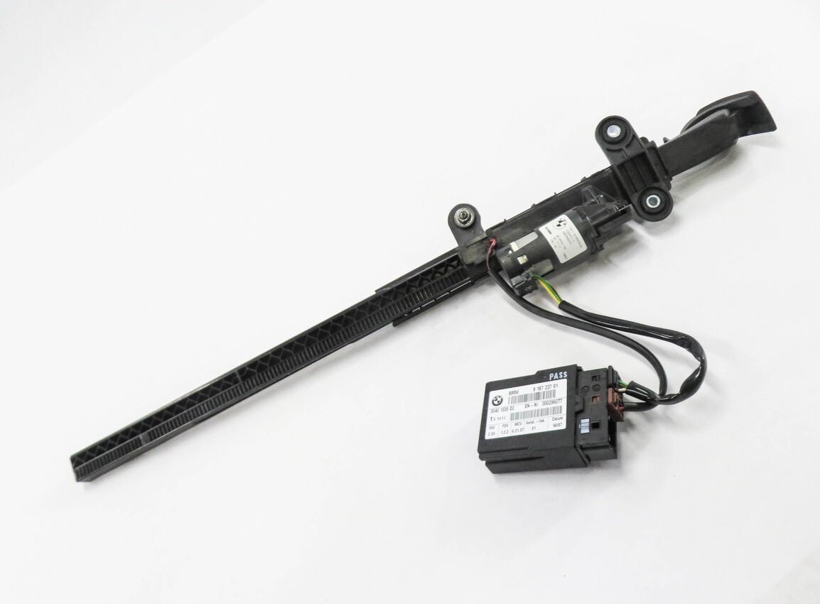 2008 BMW 335i (E92) RIGHT FRONT PASSENGER SEATBELT HANDOVER ARM w/ MODULE