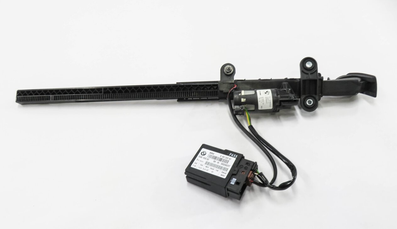 Thumbnail 2: 2008 BMW 335i (E92) RIGHT FRONT PASSENGER SEATBELT HANDOVER ARM w/ MODULE