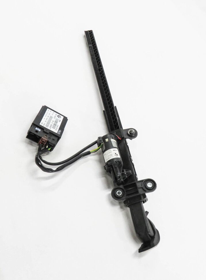 Thumbnail 3: 2008 BMW 335i (E92) RIGHT FRONT PASSENGER SEATBELT HANDOVER ARM w/ MODULE
