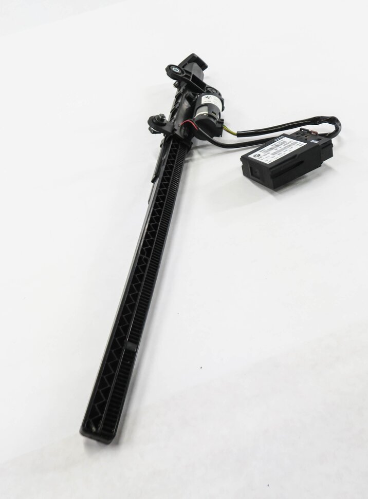 Thumbnail 4: 2008 BMW 335i (E92) RIGHT FRONT PASSENGER SEATBELT HANDOVER ARM w/ MODULE