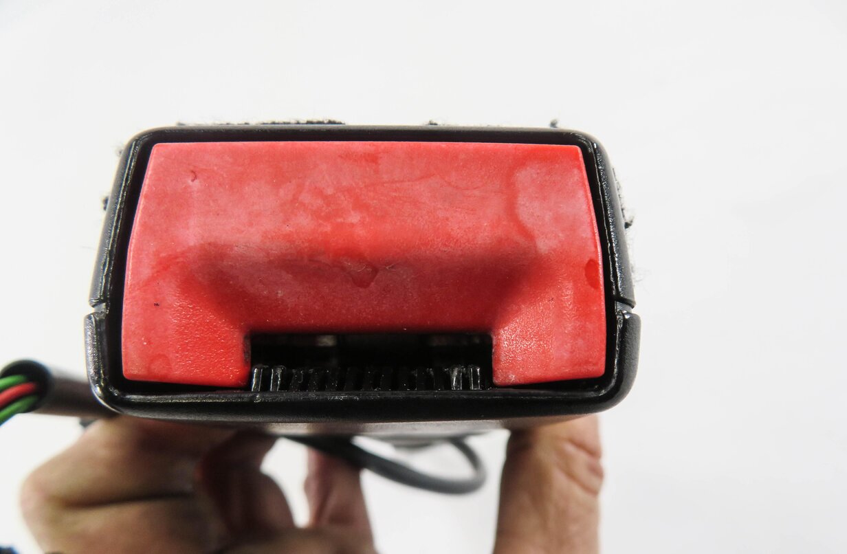 Thumbnail 7: 2009-2017 AUDI A4 A5 S4 S5 RS5 (B8 8K 8T) RIGHT FRONT SEATBELT BUCKLE RECEIVER