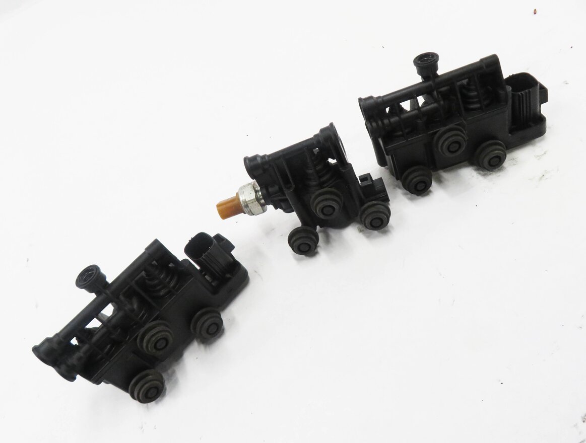 2007 RANGE ROVER SPORT (L320) AIR SUSPENSION VALVE BLOCK SET-3