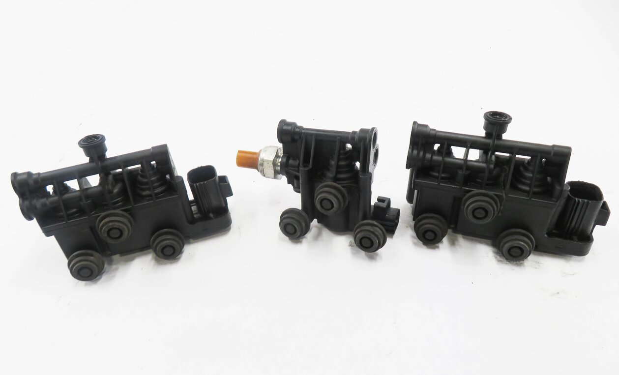 Thumbnail 2: 2007 RANGE ROVER SPORT (L320) AIR SUSPENSION VALVE BLOCK SET-3