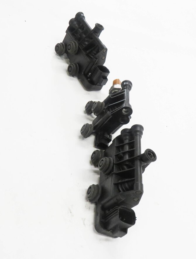 Thumbnail 3: 2007 RANGE ROVER SPORT (L320) AIR SUSPENSION VALVE BLOCK SET-3