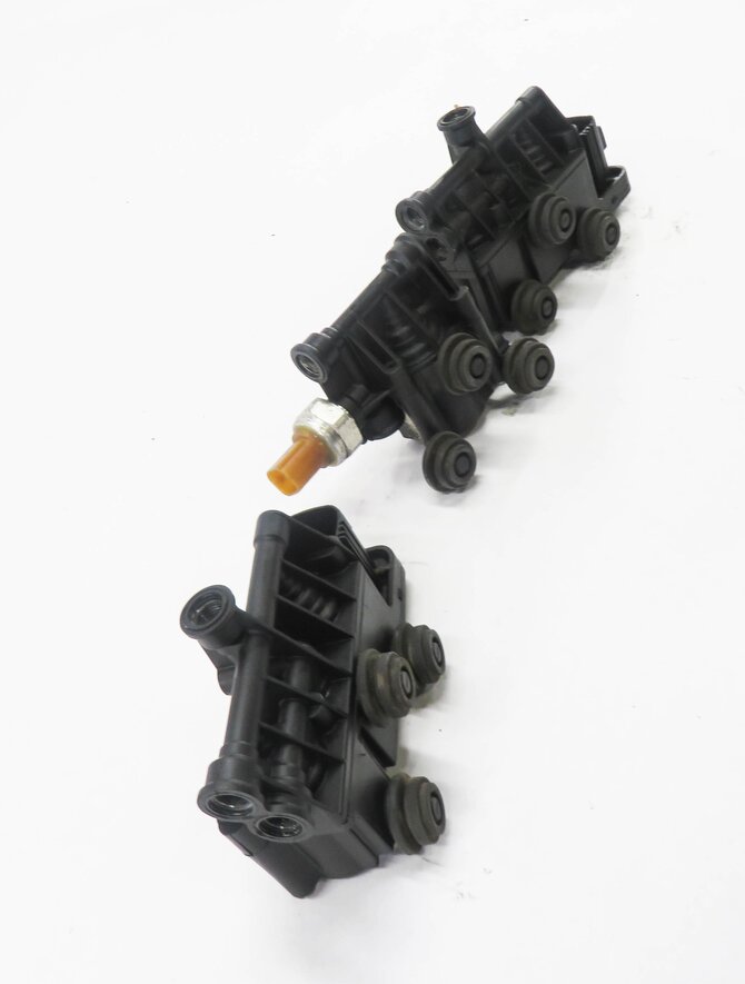 Thumbnail 4: 2007 RANGE ROVER SPORT (L320) AIR SUSPENSION VALVE BLOCK SET-3