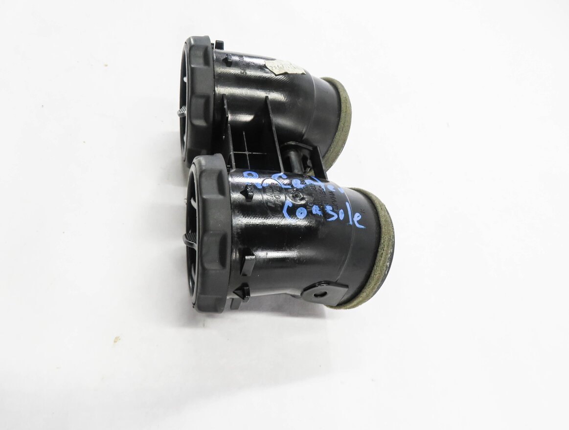 Thumbnail 3: 2007 RANGE ROVER SPORT (L320) REAR CENTER CONSOLE HEATER A/C AIR VENT