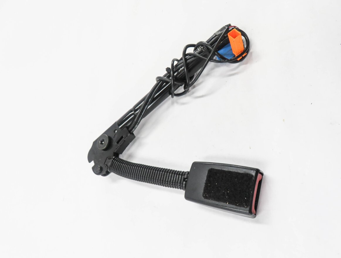 Thumbnail 3: 2006-2007 LR3 / RANGE ROVER SPORT (L320) RIGHT FRONT SEATBELT BUCKLE RECEIVER