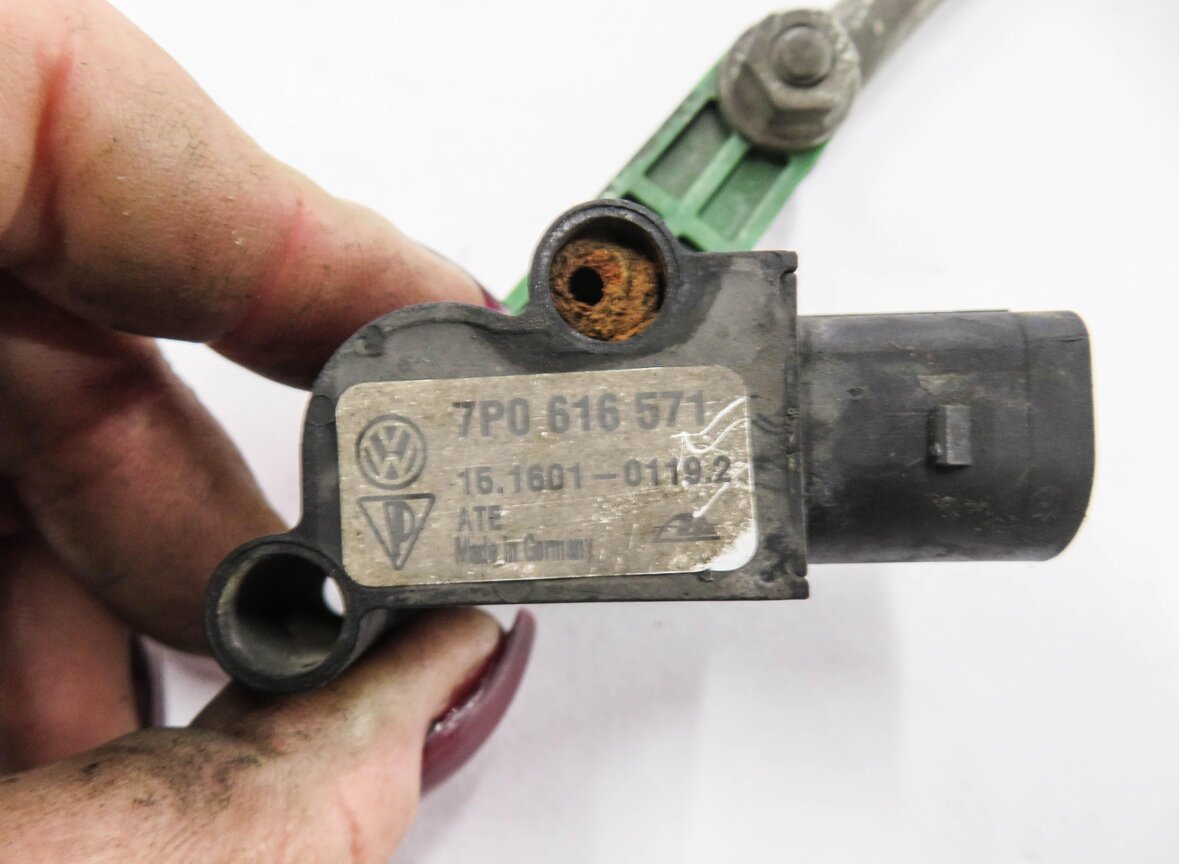 Thumbnail 6: 2013 PORSCHE CAYENNE (958) LEFT DRIVER REAR SUSPENSION HEIGHT LEVEL SENSOR