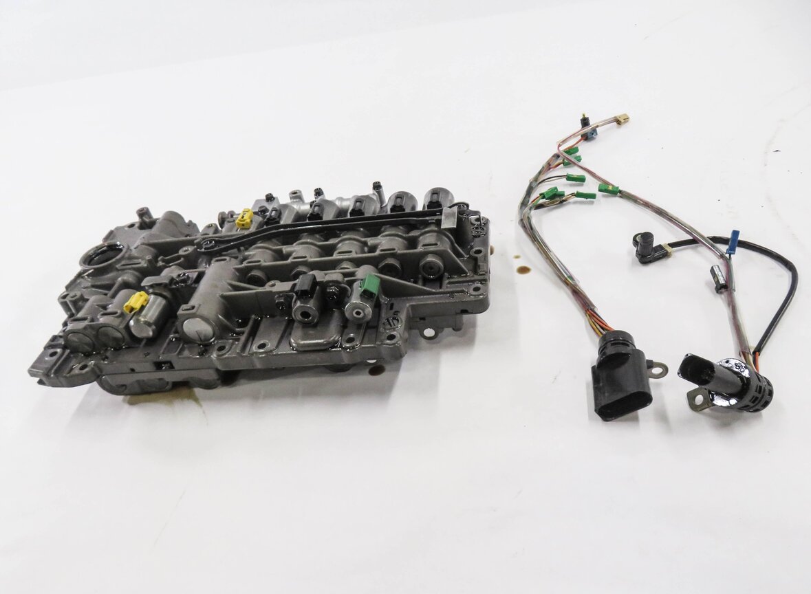 Thumbnail 2: 2011-2018 PORSCHE CAYENNE (958) S / GTS / BASE - TRANSMISSION VALVE BODY