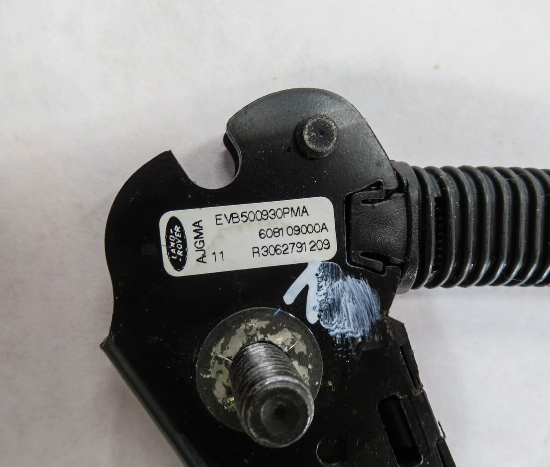 Thumbnail 4: 2006-2007 LR3 - RANGE ROVER SPORT (L320) RIGHT FRONT SEATBELT BUCKLE RECEIVER