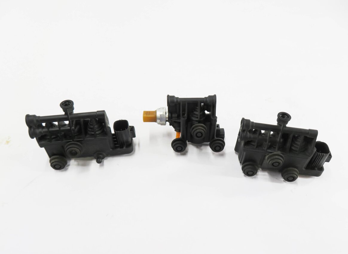 Thumbnail 2: 2007 RANGE ROVER SPORT (L320) FRONT & REAR AIR SUSPENSION VALVE BLOCK SET-3