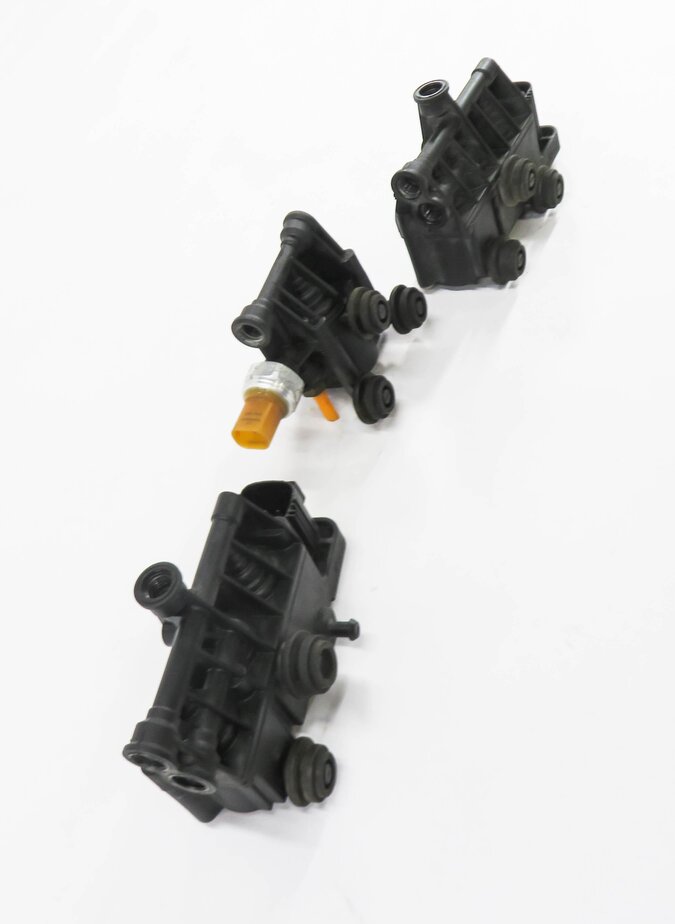 Thumbnail 3: 2007 RANGE ROVER SPORT (L320) FRONT & REAR AIR SUSPENSION VALVE BLOCK SET-3