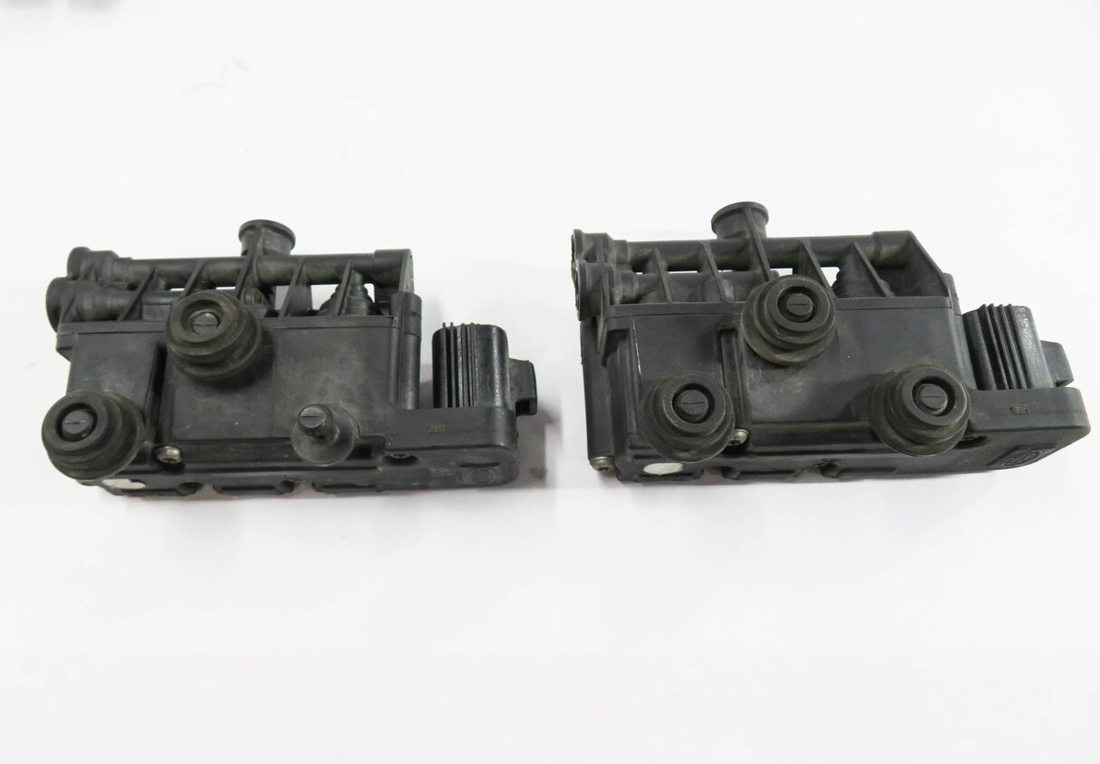 Thumbnail 5: 2007 RANGE ROVER SPORT (L320) FRONT & REAR AIR SUSPENSION VALVE BLOCK SET-3