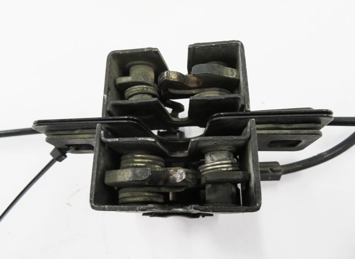 Thumbnail 7: 2007 RANGE ROVER SPORT (L320) FRONT LEFT & RIGHT LOWER HOOD LATCH SET w/ CABLE