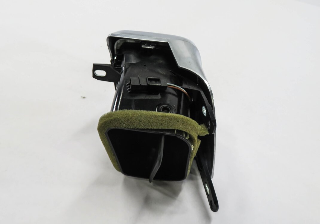 Thumbnail 5: 2010 PORSCHE PANAMERA (970) RIGHT FRONT PASSENGER HEATER AIR VENT (OUTER DASH)