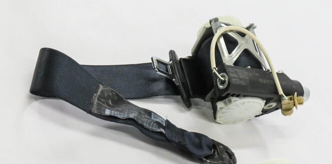 Thumbnail 4: 2010 PORSCHE PANAMERA (970 G1) REAR SEAT - LEFT SEATBELT RETRACTOR (BLACK)