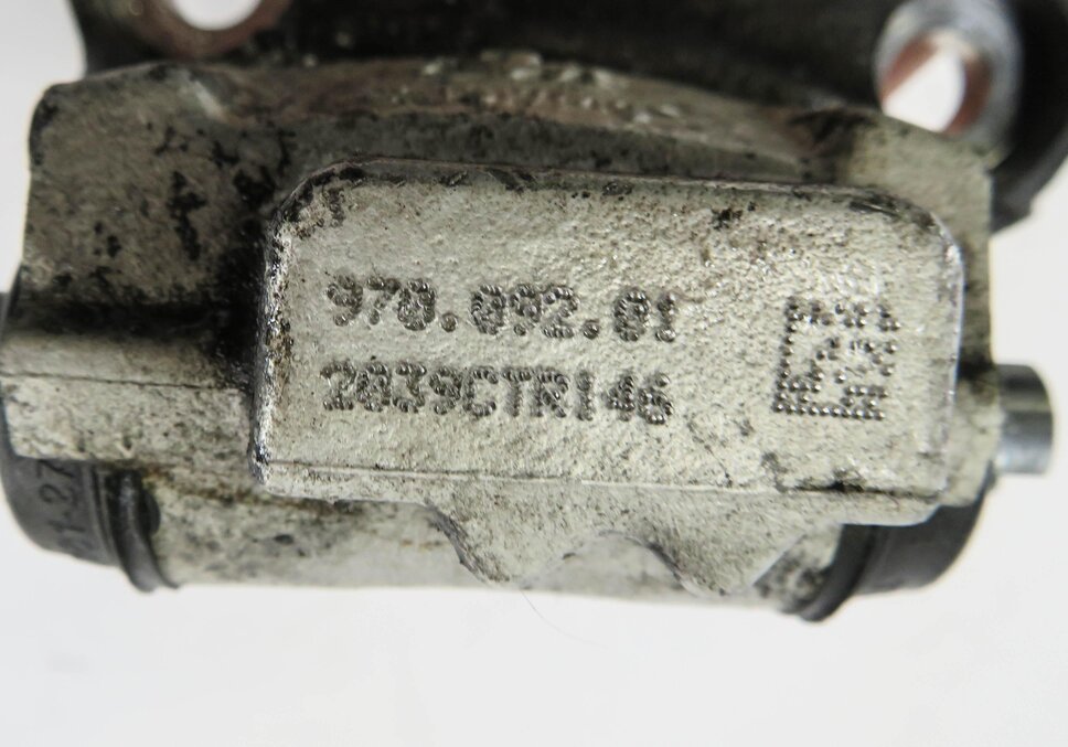 Thumbnail 6: 2010 PORSCHE PANAMERA (970 G1) RIGHT PASSENGER REAR PARKING BRAKE ACTUATOR MOTOR