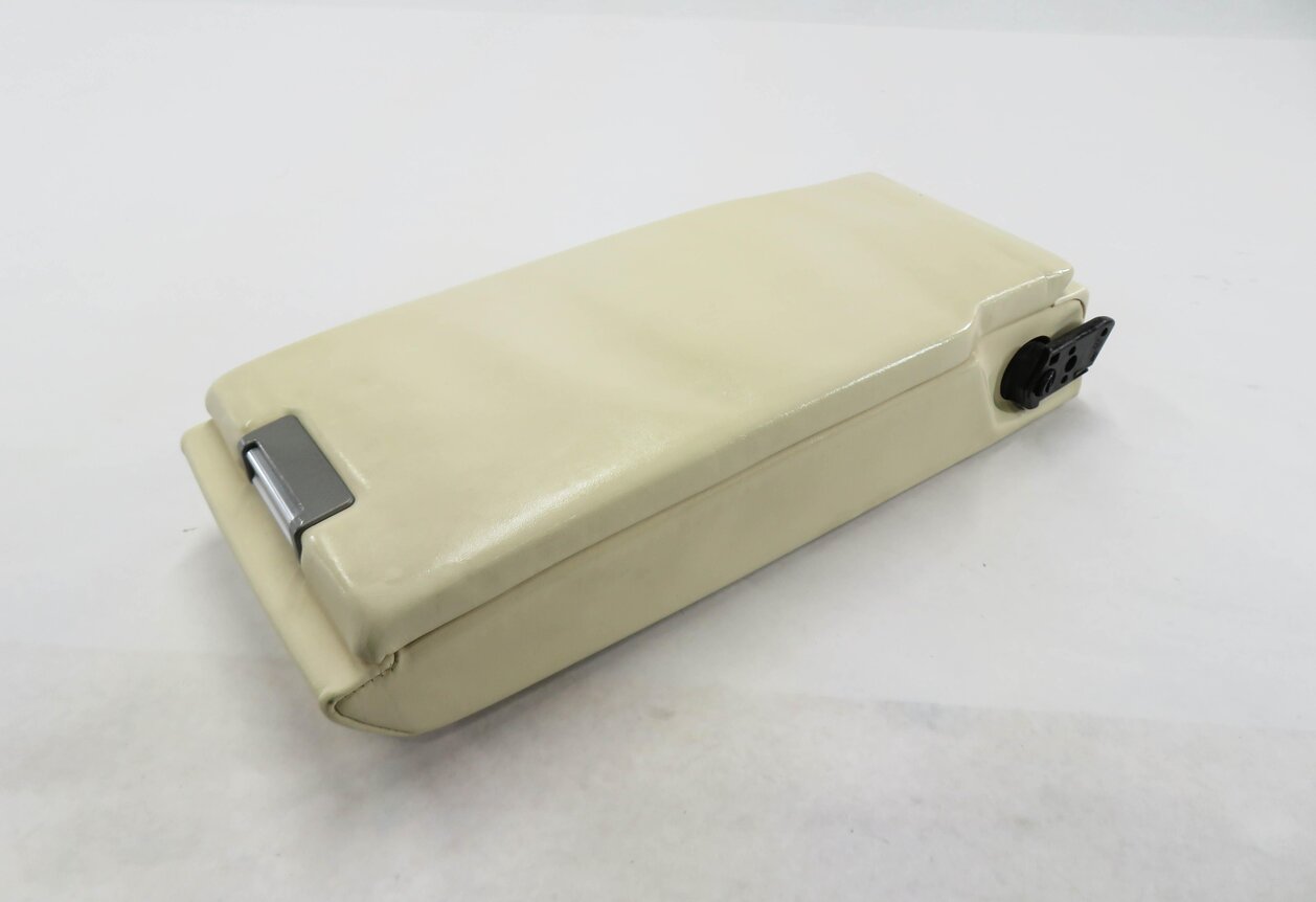Thumbnail 2: 2010 PORSCHE PANAMERA (970) REAR SEAT CENTER CONSOLE ARMREST COMPARTMENT (CREAM)