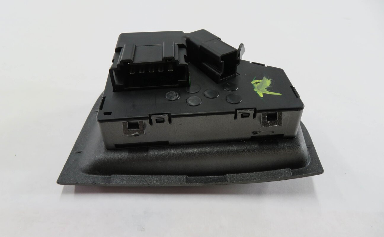 Thumbnail 3: 2010 PORSCHE PANAMERA (970) RIGHT FRONT PASSENGER SEAT ADJUSTMENT SWITCH