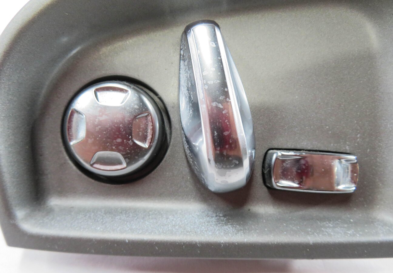 Thumbnail 5: 2010 PORSCHE PANAMERA (970) RIGHT FRONT PASSENGER SEAT ADJUSTMENT SWITCH