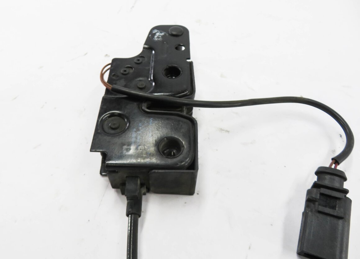 Thumbnail 5: 2011 AUDI Q7 (4L) FRONT LOWER HOOD LOCK LATCH STRIKER PLATE w/ CABLE