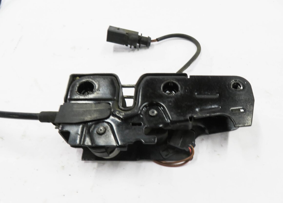 Thumbnail 6: 2011 AUDI Q7 (4L) FRONT LOWER HOOD LOCK LATCH STRIKER PLATE w/ CABLE