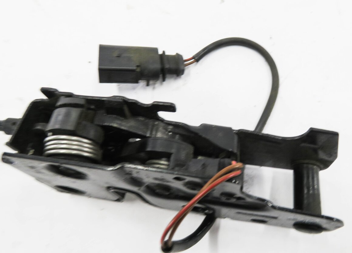 Thumbnail 7: 2011 AUDI Q7 (4L) FRONT LOWER HOOD LOCK LATCH STRIKER PLATE w/ CABLE