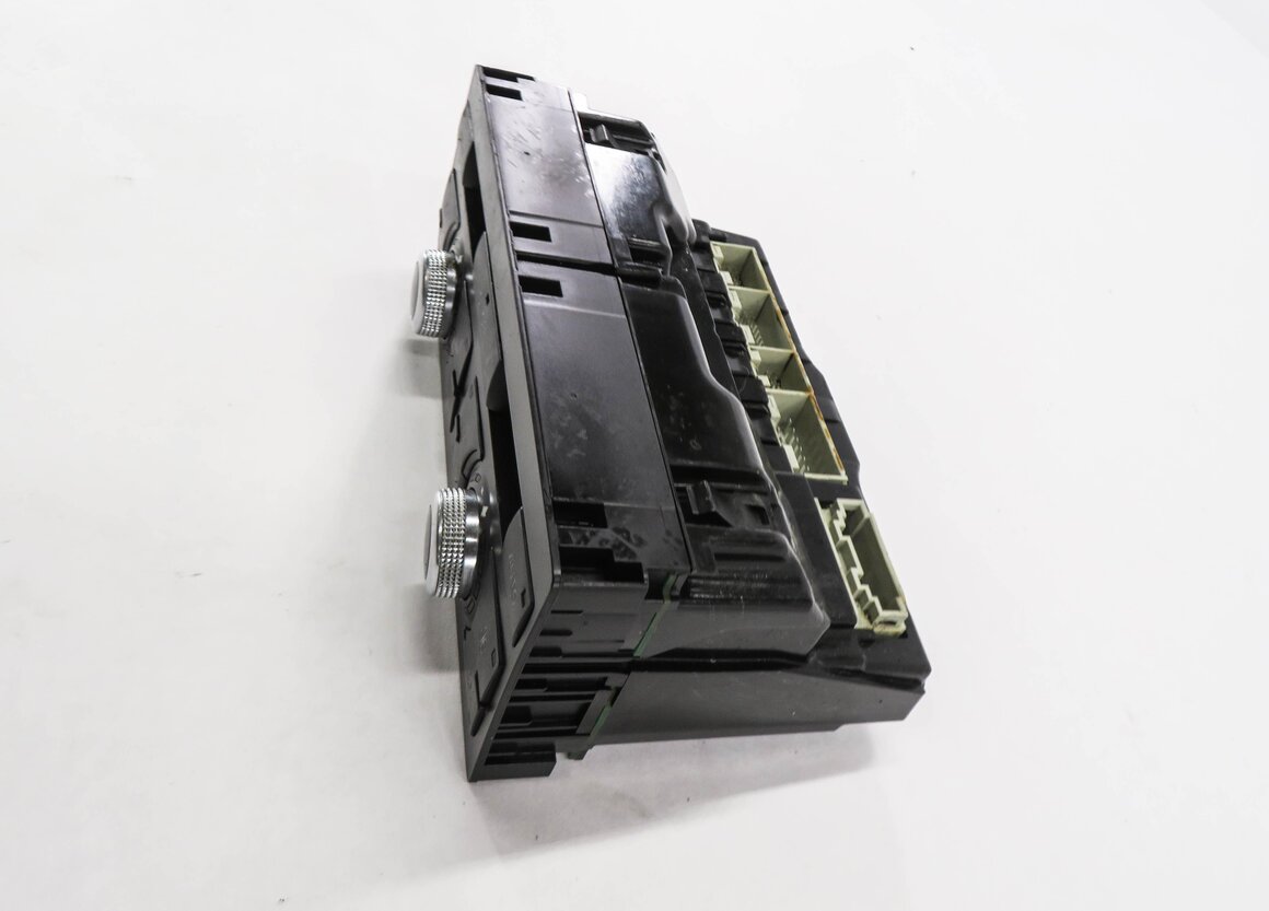 Thumbnail 5: 2010-2012 AUDI Q7 (4L) REAR HEATER A/C TEMPERATURE CONTROL PANEL w/ HEATED SEAT