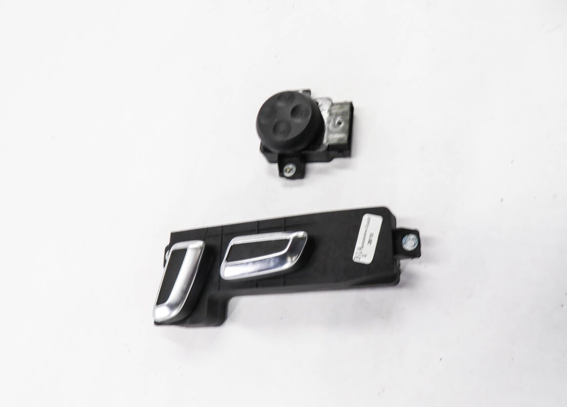 Thumbnail 3: 2011 AUDI Q7 (4L) LEFT FRONT DRIVER SEAT ADJUSTMENT SWITCH