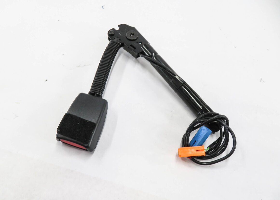 Thumbnail 2: 2005-2006 LR3 / RANGE ROVER SPORT (L320) RIGHT FRONT SEATBELT BUCKLE RECEIVER