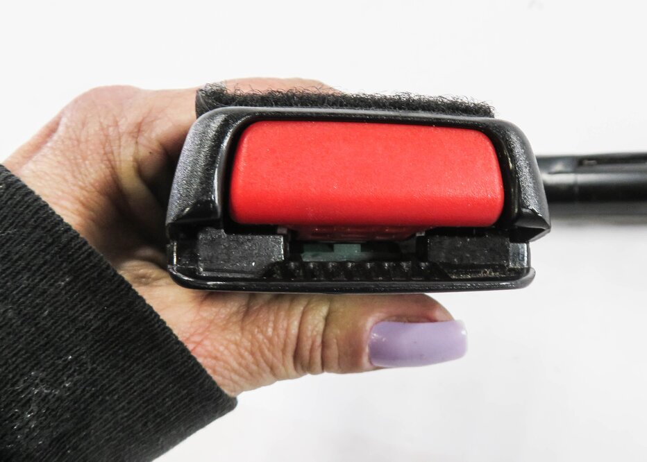Thumbnail 6: 2005-2006 LR3 / RANGE ROVER SPORT (L320) RIGHT FRONT SEATBELT BUCKLE RECEIVER