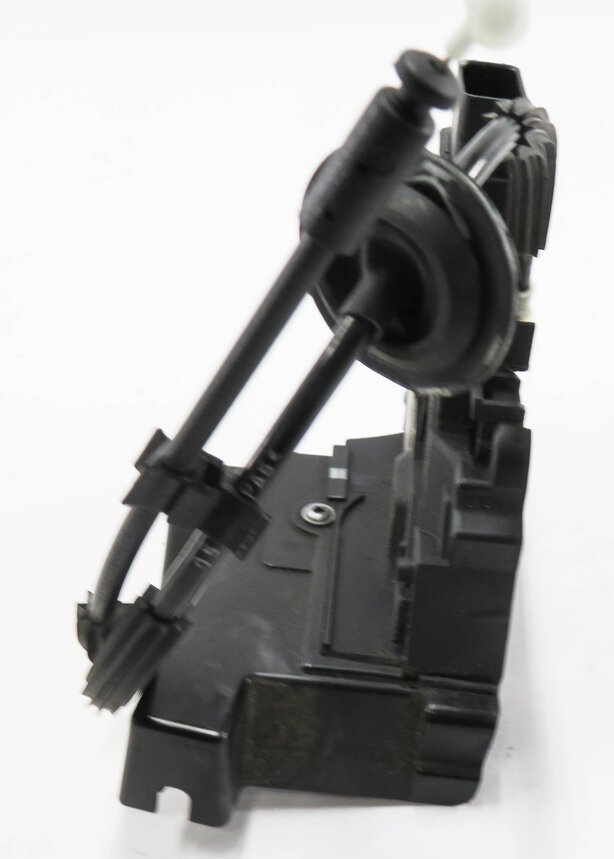 Thumbnail 4: 2005-2008 LAND ROVER LR3 - RANGE ROVER SPORT (L320) LEFT FRONT DRIVER DOOR LATCH