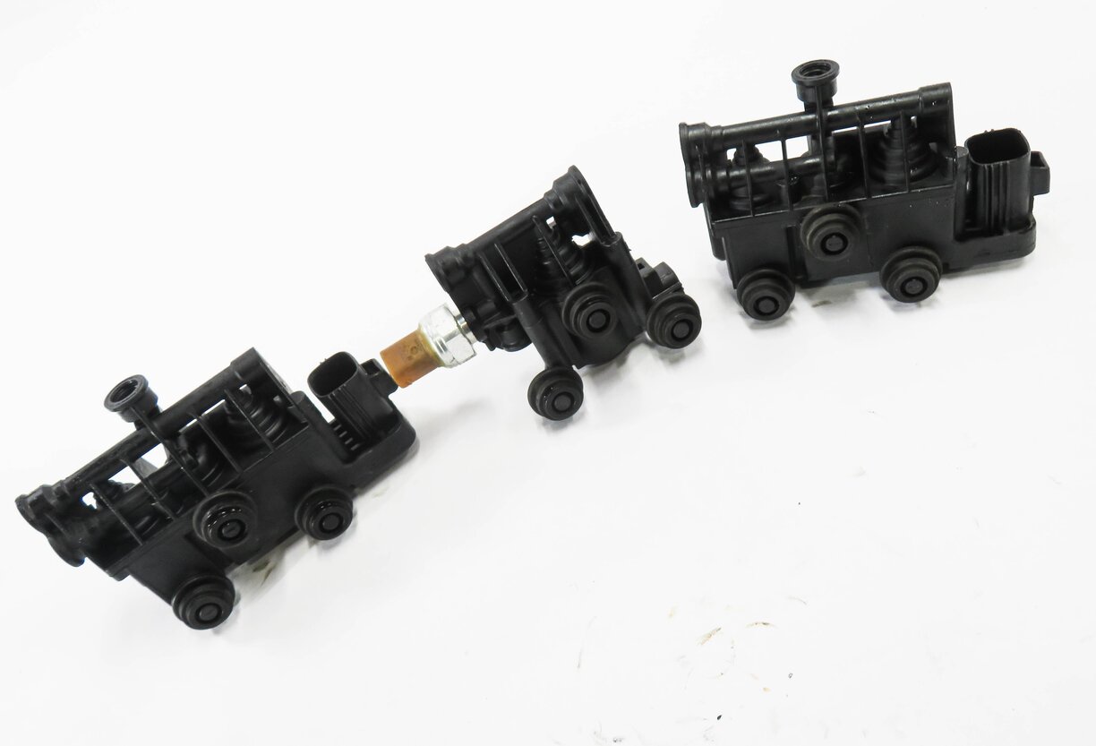Thumbnail 1: 2006 RANGE ROVER SPORT (L320) AIR SUSPENSION VALVE BLOCK SET-3
