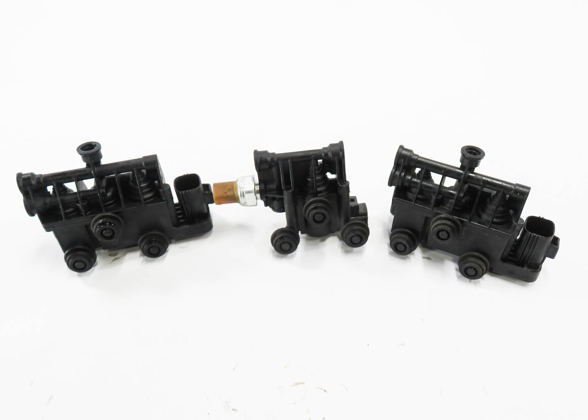 Thumbnail 2: 2006 RANGE ROVER SPORT (L320) AIR SUSPENSION VALVE BLOCK SET-3