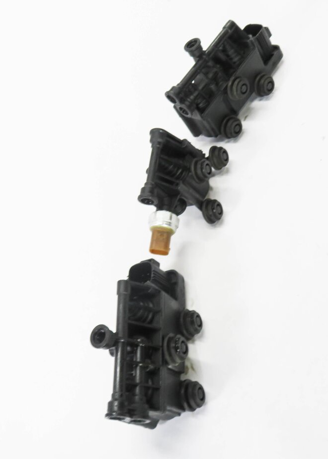 Thumbnail 3: 2006 RANGE ROVER SPORT (L320) AIR SUSPENSION VALVE BLOCK SET-3