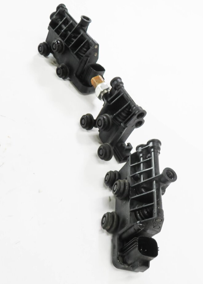 Thumbnail 4: 2006 RANGE ROVER SPORT (L320) AIR SUSPENSION VALVE BLOCK SET-3