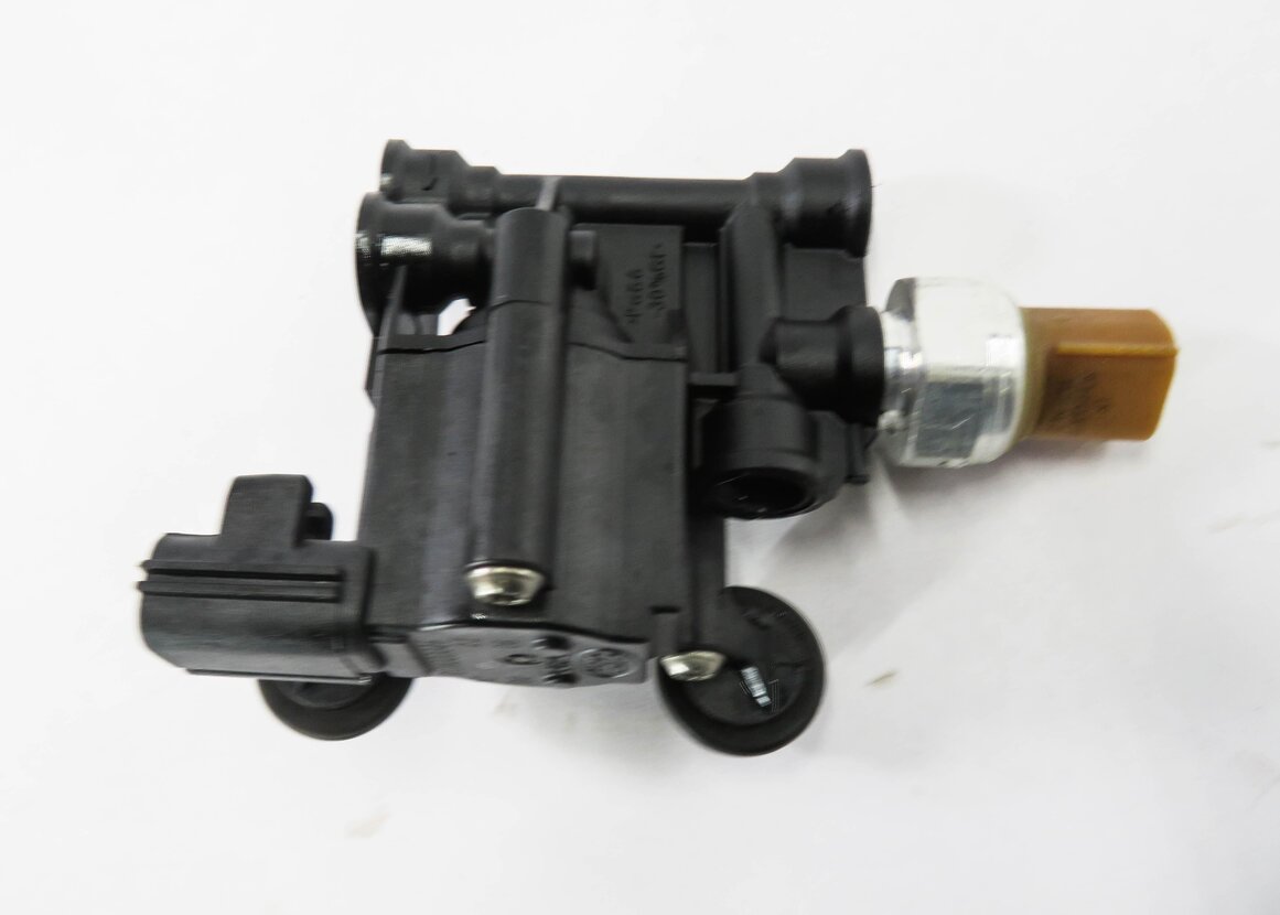 Thumbnail 6: 2006 RANGE ROVER SPORT (L320) AIR SUSPENSION VALVE BLOCK SET-3
