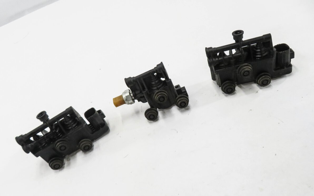 2008 RANGE ROVER SPORT (L320) AIR SUSPENSION VALVE BLOCK SET-3