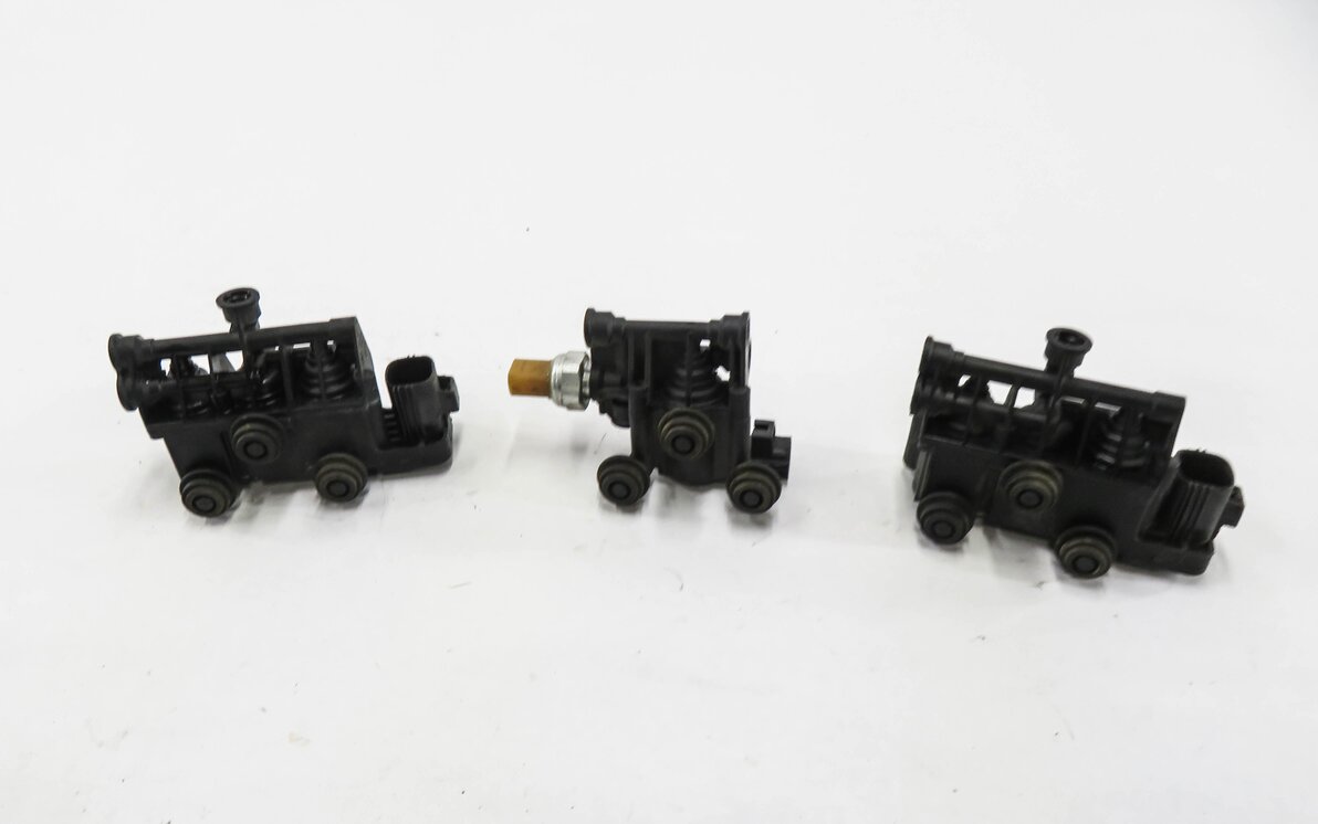 Thumbnail 2: 2008 RANGE ROVER SPORT (L320) AIR SUSPENSION VALVE BLOCK SET-3