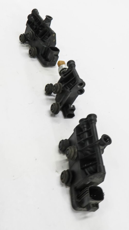 Thumbnail 3: 2008 RANGE ROVER SPORT (L320) AIR SUSPENSION VALVE BLOCK SET-3