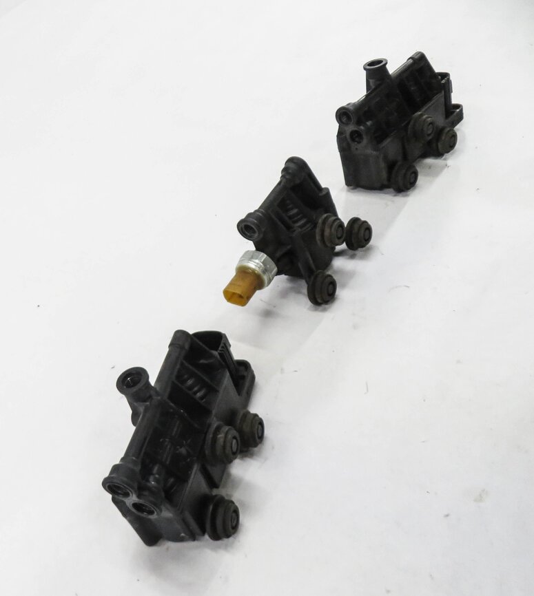 Thumbnail 4: 2008 RANGE ROVER SPORT (L320) AIR SUSPENSION VALVE BLOCK SET-3