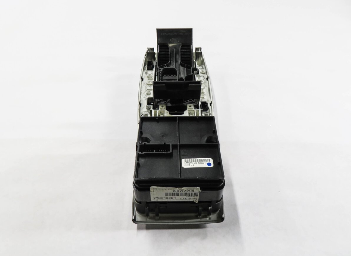 Thumbnail 6: 2008 RANGE ROVER SPORT (L320) GEAR SHIFTER TRIM w/ TERRAIN CONTROL SWITCH