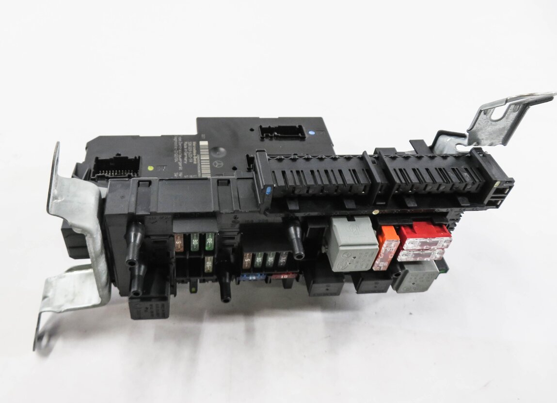 11-12 MERCEDES E350 E550 CLS550 (W212 W218) REAR SIGNAL ACQUISITION MODULE SAM