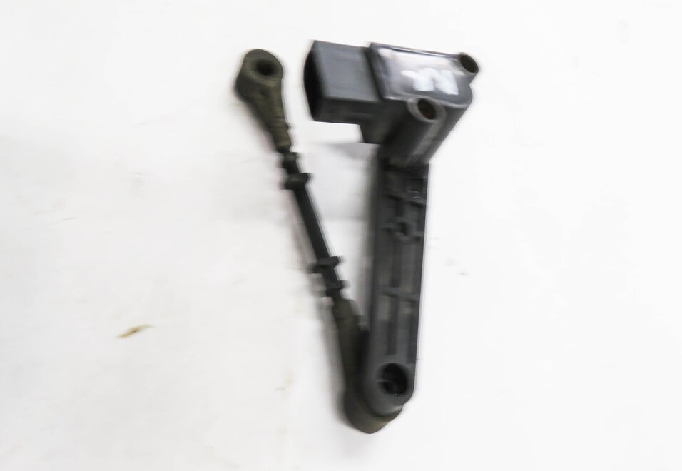 Thumbnail 4: 2010 RANGE ROVER SPORT (L320) RIGHT REAR SUSPENSION HEIGHT LEVEL SENSOR