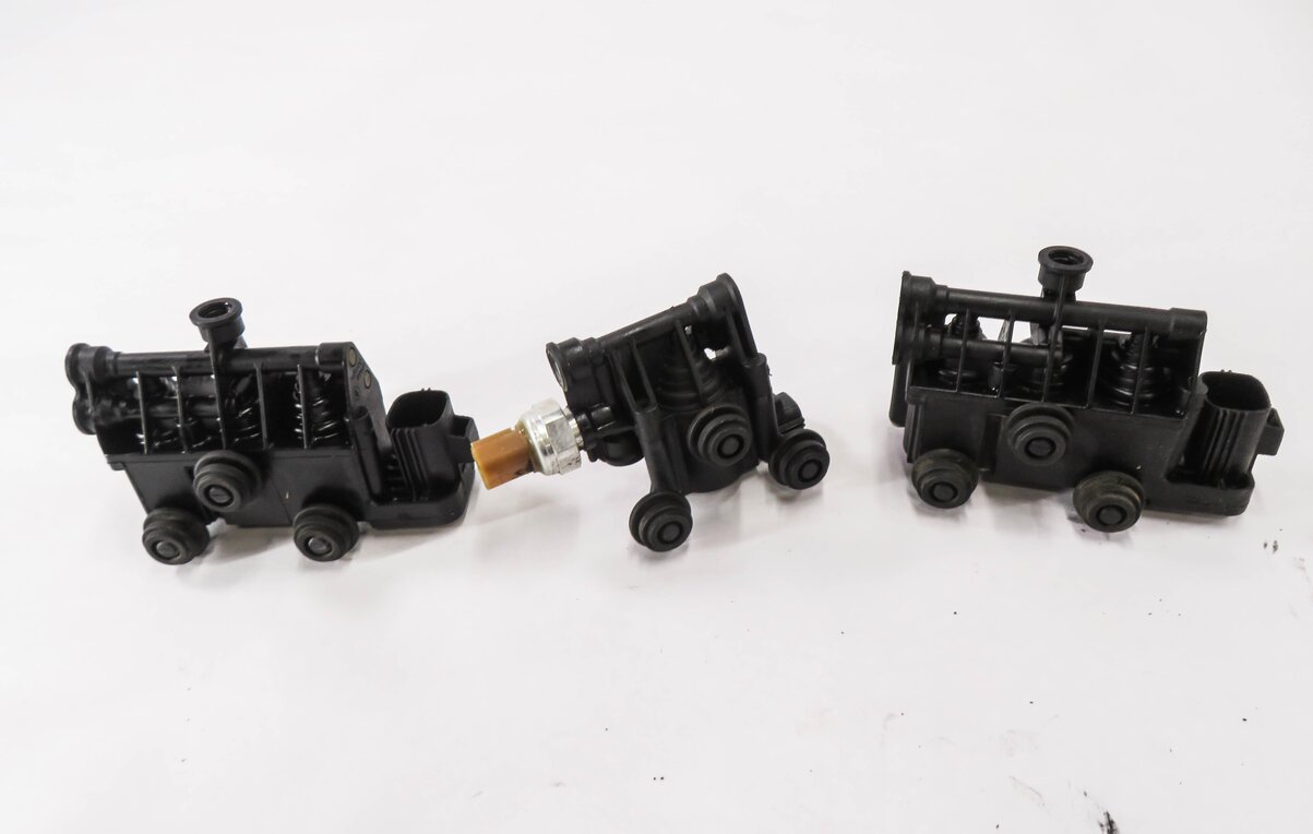 Thumbnail 2: 2010 RANGE ROVER SPORT (L320) AIR SUSPENSION VALVE BLOCK SET-3