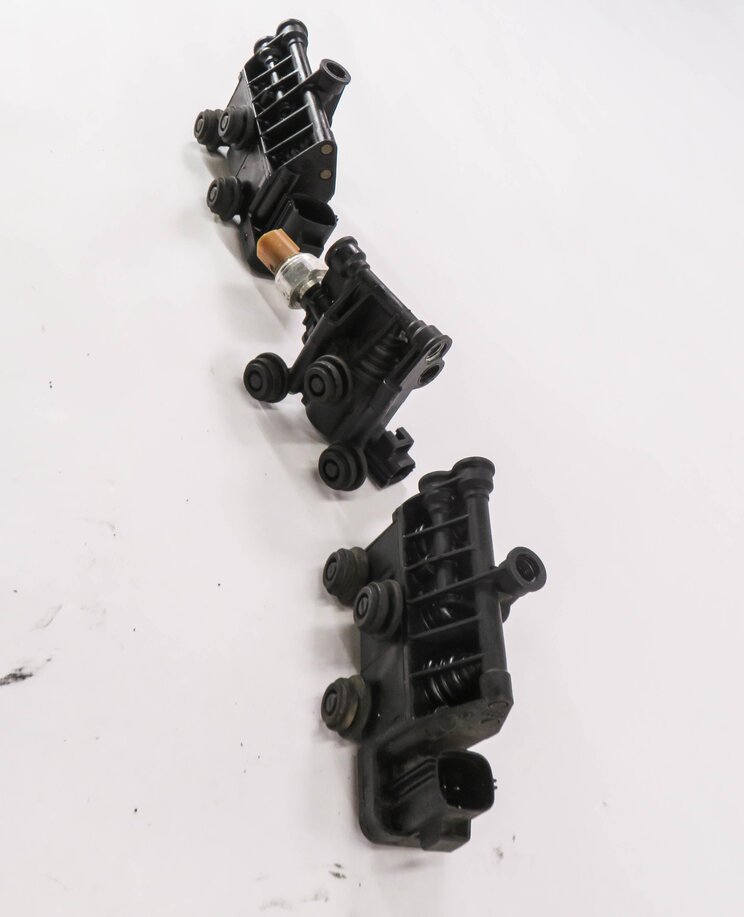 Thumbnail 3: 2010 RANGE ROVER SPORT (L320) AIR SUSPENSION VALVE BLOCK SET-3