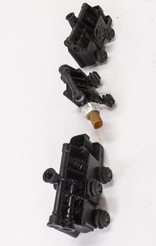 Thumbnail 4: 2010 RANGE ROVER SPORT (L320) AIR SUSPENSION VALVE BLOCK SET-3