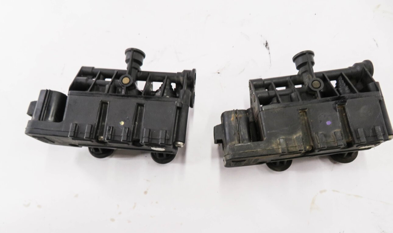 Thumbnail 5: 2010 RANGE ROVER SPORT (L320) AIR SUSPENSION VALVE BLOCK SET-3